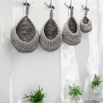 Corbeille suspendue crochetée en trapilho gris clair, fil de coton recyclé, disponibles en 4 tailles.