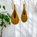 Corbeille suspendue crochetée en trapilho jaune moutarde, fil de coton recyclé, disponibles en 2 tailles.