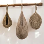 Corbeille suspendue crochetée en ficelle de jute beige, disponibles en 3 tailles.
