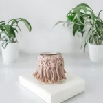 Photophore fait en macramé beige écru