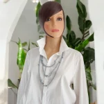 Collier sautoir crocheté en fil ruban composé de 3 rangs avec de petits nœuds