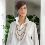 Collier sautoir crocheté en fil ruban composé de 3 rangs avec de petits nœuds