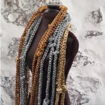 Bijoux - Collier sautoir crocheté en fil ruban composé de 3 rangs avec de petits nœuds