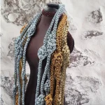 Collier sautoir crocheté en fil ruban composé de 3 rangs