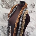 Collier sautoir crocheté en fil ruban