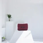 Porte-monnaie crochetée en jute rouge bordeau