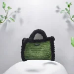 Sac crocheté en ficelle de jute kaki gansé de fausse fourrure noire