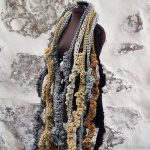 Collier sautoir crocheté en fil ruban