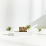 porte-monnaie crocheté en raphia beige