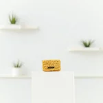 porte-monnaie crocheté en raphia jaune