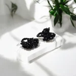 Bagues crochetées en fil à broder noir et argent