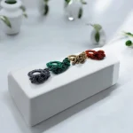 Perna II Bague crochetée en fil gris, doré, vert et rouille