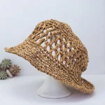 mannequin femme portant un chapeau crocheté en raphia noir