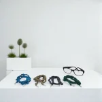 cordon à lunettes crocheté en fil à broder vert, gris, bleu et doré