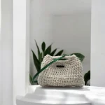 Noa Pochette en ficelle pp blanche avec bandoulière cuir vert