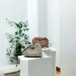 Noa Pochette en ficelle pp blanche avec bandoulière cuir vert et pochette rose avec bandoulière cuir blanc
