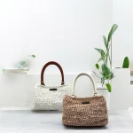 Perla sac crocheté en ficelle polypropylène blanche avec anses en cuir marron et ficelle rose avec anses cuir blanc