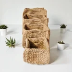 Panier carré crocheté en ficelle de jute beige avec anses