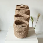Panier rond avec anses crocheté en ficelle de jute
