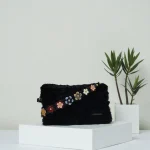 Floka pochette à rabat crochetée en fausse fourrure noire avec bandoulière cuir fleurie