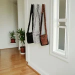 Taiska Couverture vidéo pour Pochette porte-téléphone crochetée en fausse fourrure noire & marron, gris et noir