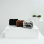 Porte-monnaie crocheté en fausse fourrure grise / marron / noire