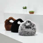 Floka Mini sac à main crocheté en fausse fourrure gris / noir / marron