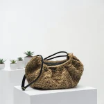 Grannya pochette banane crochetée en granny ficelle de jute beige avec anse cuir noir
